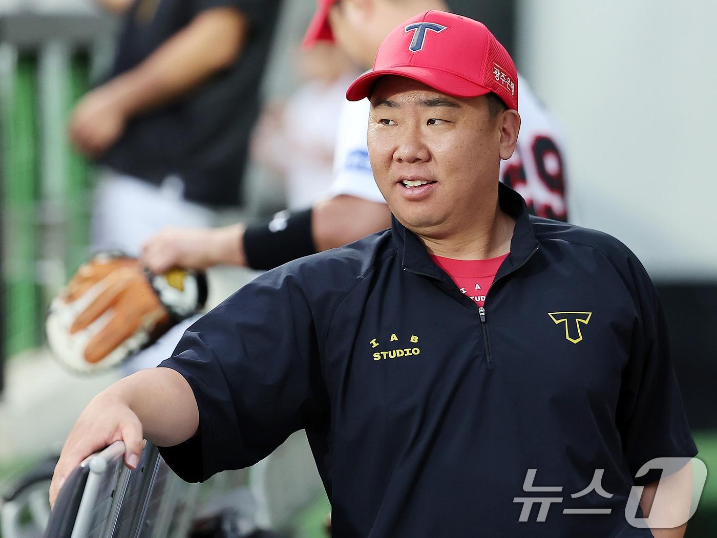 본문 이미지 - KIA 타이거즈 이범호 감독이 24일 오후 광주 기아챔피언스필드에서 열린 2025년 신인 선수 입단식에 참석한 선수들을 보며 미소를 짓고 있다. 2024.9.24/뉴스1 ⓒ News1 김진환 기자