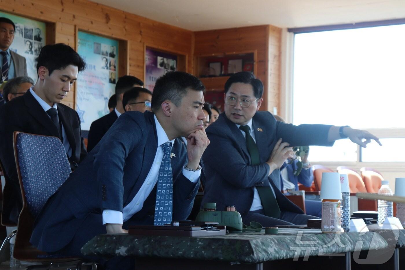 조창래 국방부 국방정책실장과 앙카 리 미합중국 국방부 동아시아부차관보 등 한미 양국 국방 및 외교 분야 주요 직위자들이 24일 제25차 한미통합국방협의체(KIDD) 회의를 계기로 중부전선 GOP를 방문, 접경지역 북한의 군사활동 및 우리 군의 대응을 점검하고 있다. (국방부 제공) 2024.9.24/뉴스1