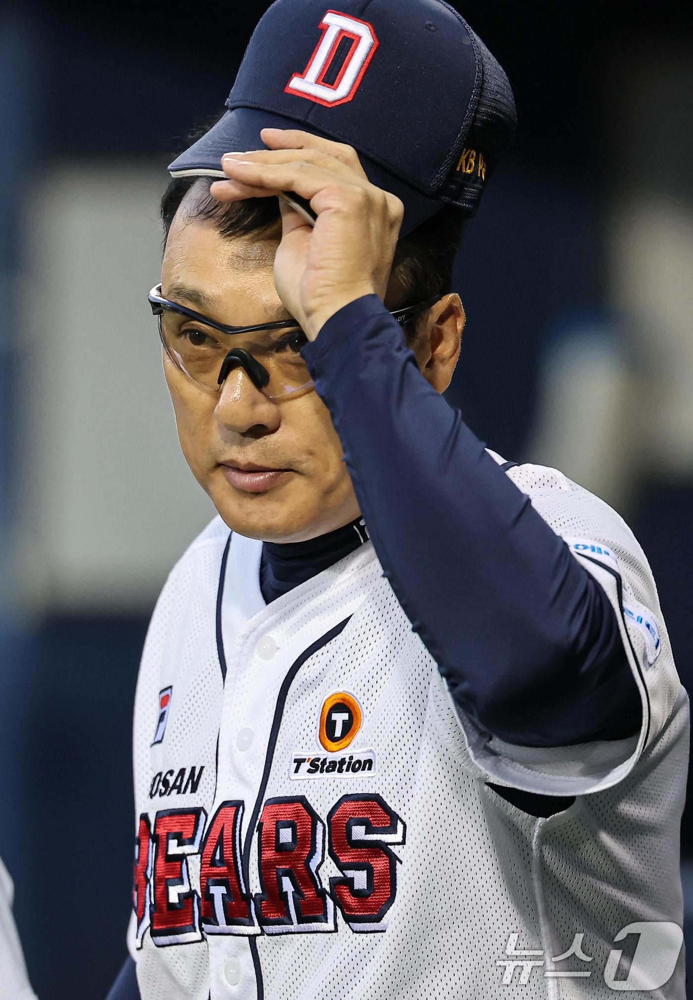 본문 이미지 - 24일 오후 서울 송파구 잠실야구장에서 열린 프로야구 '2024 신한 SOL 뱅크 KBO리그' NC 다이노스와 두산 베어스의 경기, 두산 이승엽 감독이 NC 덕아웃을 향해 인사를 하고 있다. 2024.9.24/뉴스1 ⓒ News1 김도우 기자