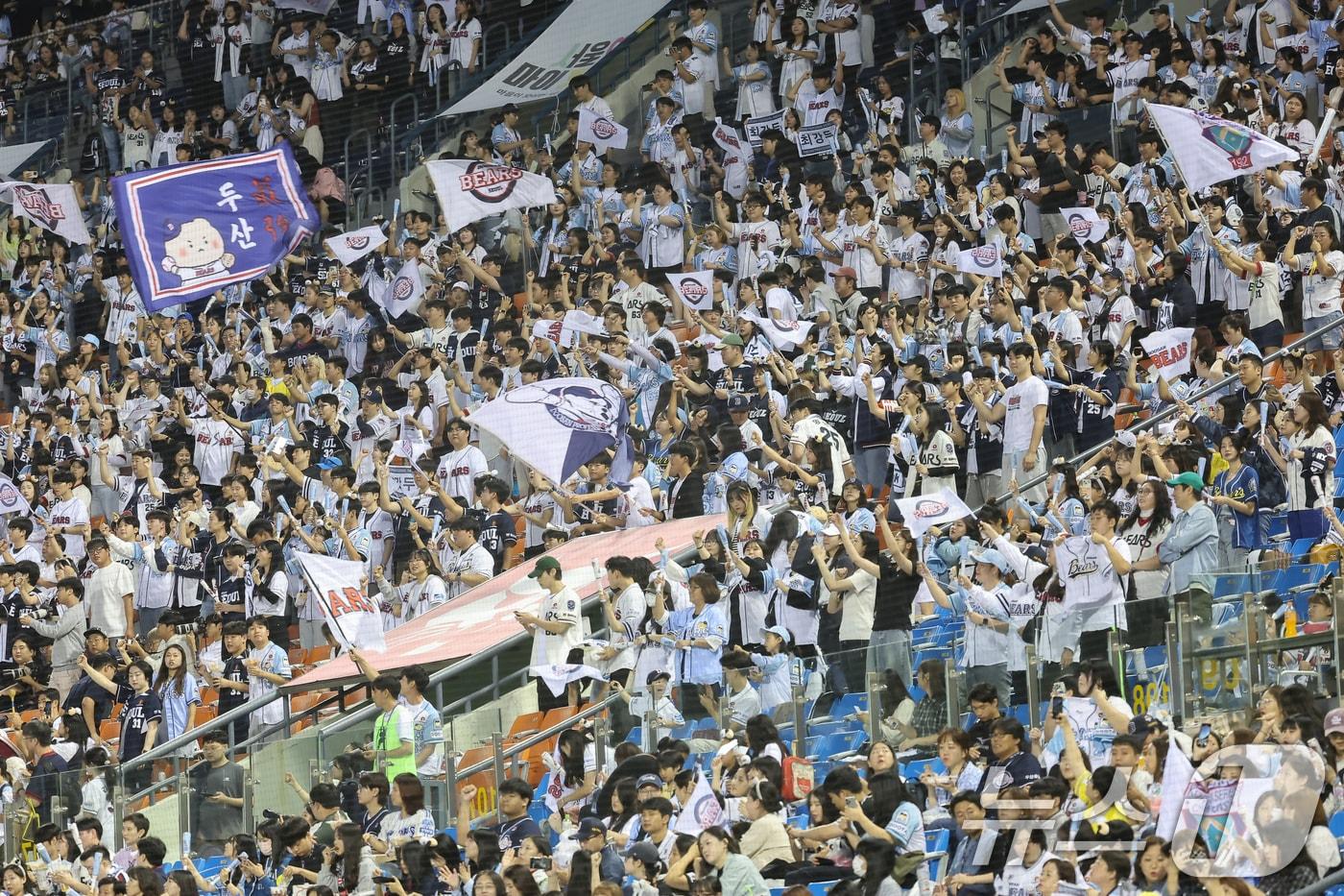 본문 이미지 - 24일 오후 서울 송파구 잠실야구장에서 열린 프로야구 '2024 신한 SOL 뱅크 KBO리그' NC 다이노스와 두산 베어스의 경기에서 관중들이 열띤 응원을 펼치고 있다. 2024.9.24/뉴스1 ⓒ News1 김도우 기자