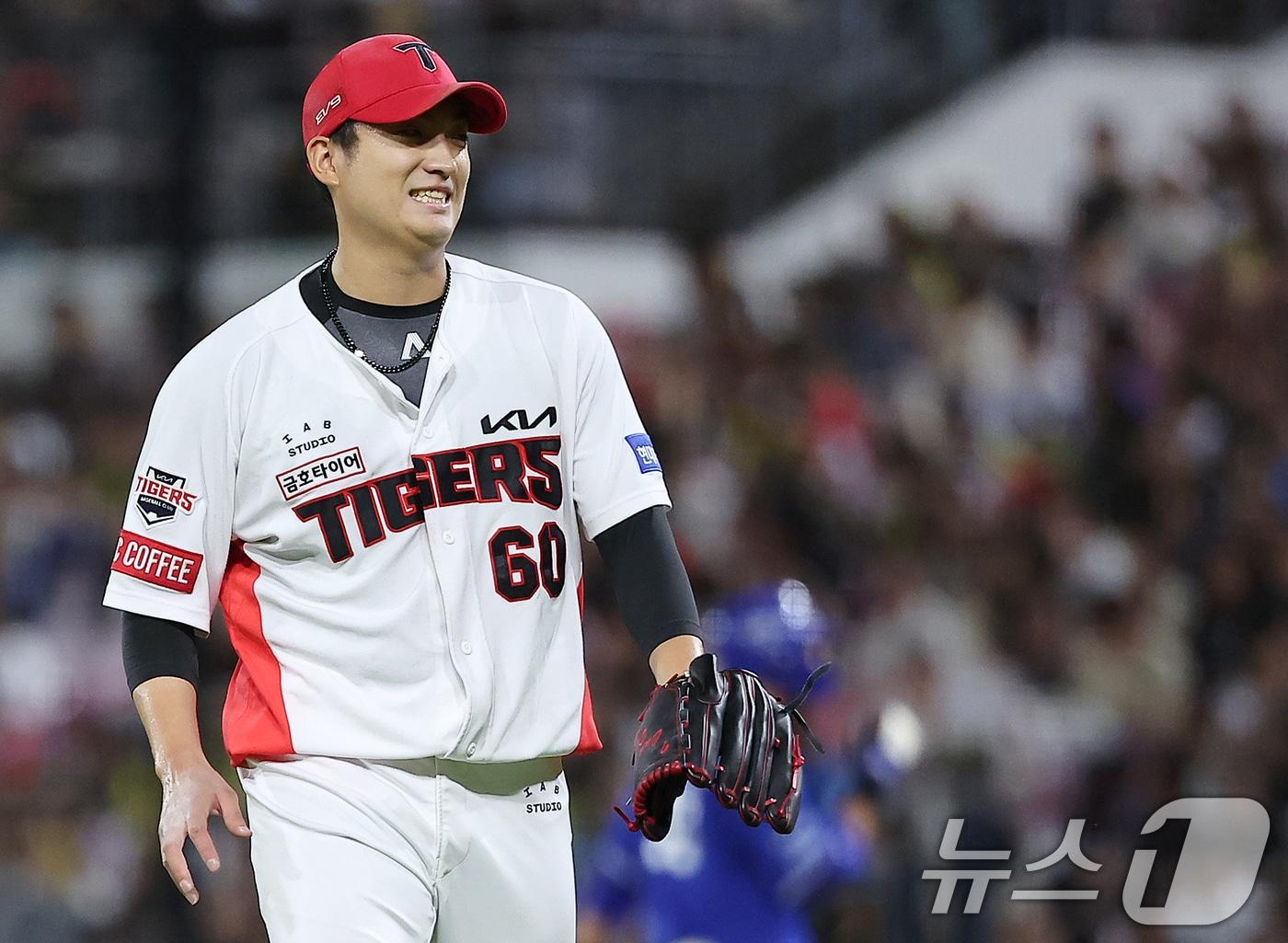 본문 이미지 - 24일 오후 광주 기아챔피언스필드에서 열린 '2024 신한 SOL 뱅크 KBO리그' 삼성 라이온즈와 KIA 타이거즈의 경기, KIA 선발 김도현이 4회초 이닝을 실점 없이 마친 뒤 미소 지으며 더그아웃으로 향하고 있다. 2024.9.24/뉴스1 ⓒ News1 김진환 기자