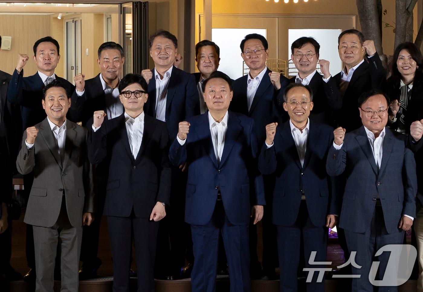 본문 이미지 - 2024년 9월 24일 윤석열 대통령이 용산 대통령실 앞 분수정원에서 국민의힘 지도부와의 만찬을 마치고 기촬영을 하고 있다. 사진 앞줄 왼쪽부터 장동혁 사무총장, 한동훈 대표, 윤 대통령, 추경호 원내대표, 김재원 최고위원. (대통령실 제공) 2024.9.24 ⓒ 뉴스1 송원영 기자