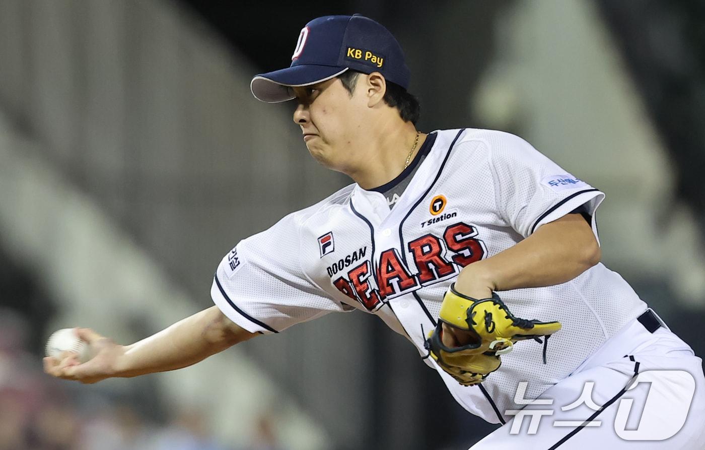 본문 이미지 - 24일 오후 서울 송파구 잠실야구장에서 열린 프로야구 '2024 신한 SOL 뱅크 KBO리그' NC 다이노스와 두산 베어스의 경기, 두산 박치국이 8회초 등판해 역투하고 있다. 2024.9.24/뉴스1 ⓒ News1 김도우 기자
