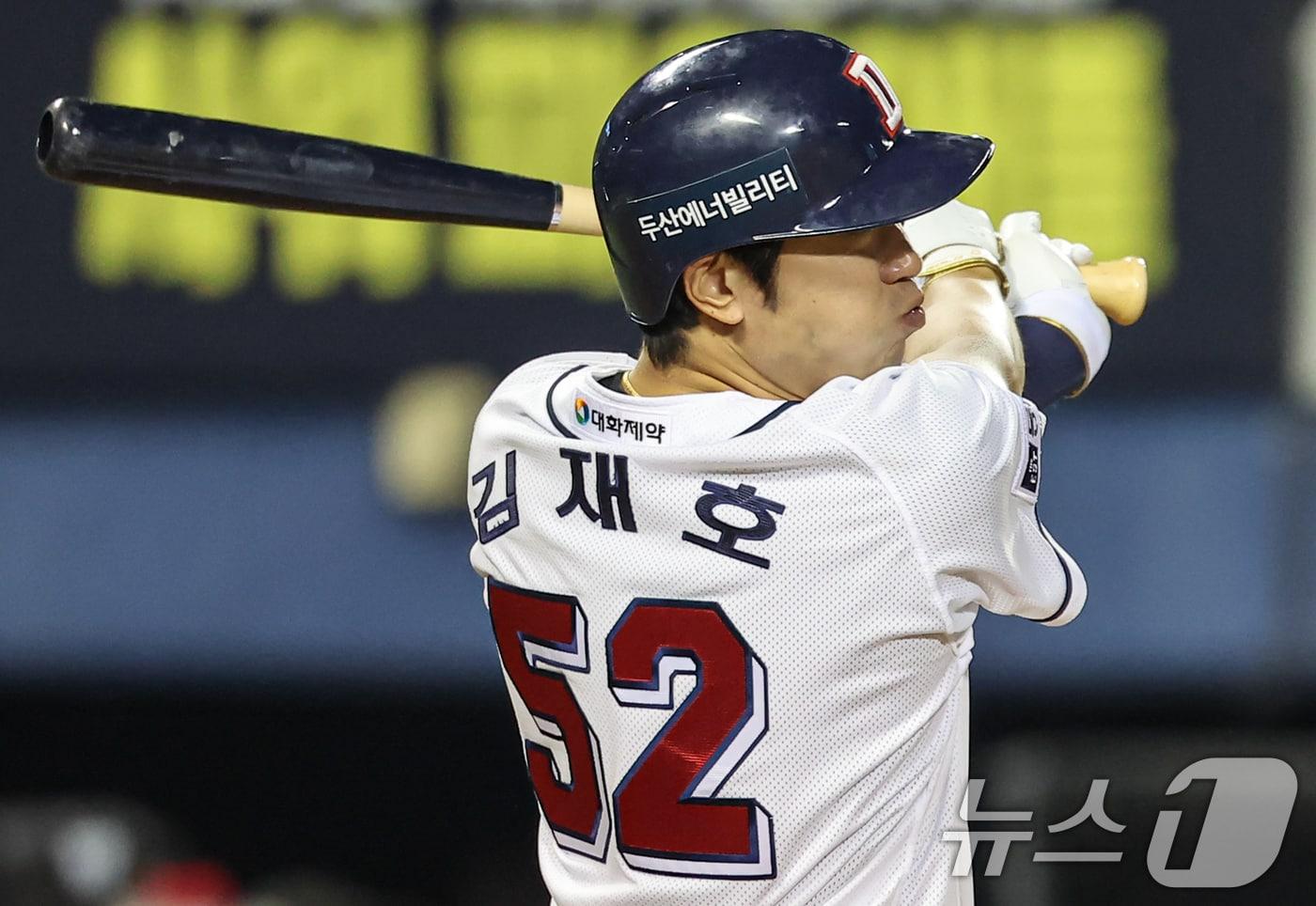 24일 오후 서울 송파구 잠실야구장에서 열린 프로야구 '2024 신한 SOL 뱅크 KBO리그' NC 다이노스와 두산 베어스의 경기, 8회말 2사 2루 상황에서 두산 김재호가 1타점 적시타를 치고 있다. 2024.9.24/뉴스1 ⓒ News1 김도우 기자