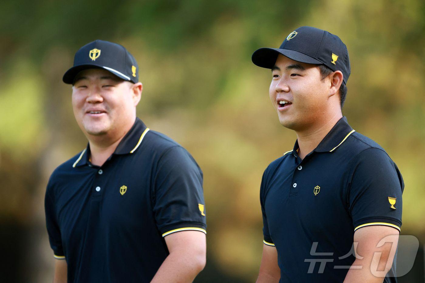 본문 이미지 - 인터내셔널 팀 임성재(왼쪽)와 김주형(톰 김)이 24일 캐나다 몬트리올의 로열 몬트리올 골프클럽에서 프레지던트 컵 대회에 대비한 연습 라운드를 펼치고 있다. 프레지던트 컵은 26일 시작한다. 2024.09.25 ⓒ AFP=뉴스1 ⓒ News1 김지완기자