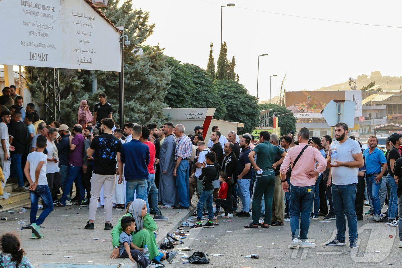 24일&#40;현지시간&#41; 이스라엘의 폭격을 피해 도망친 레바논 사람들이 시리아 국경을 넘으려고 기다리고 있다. 2024.09.24. ⓒ AFP=뉴스1