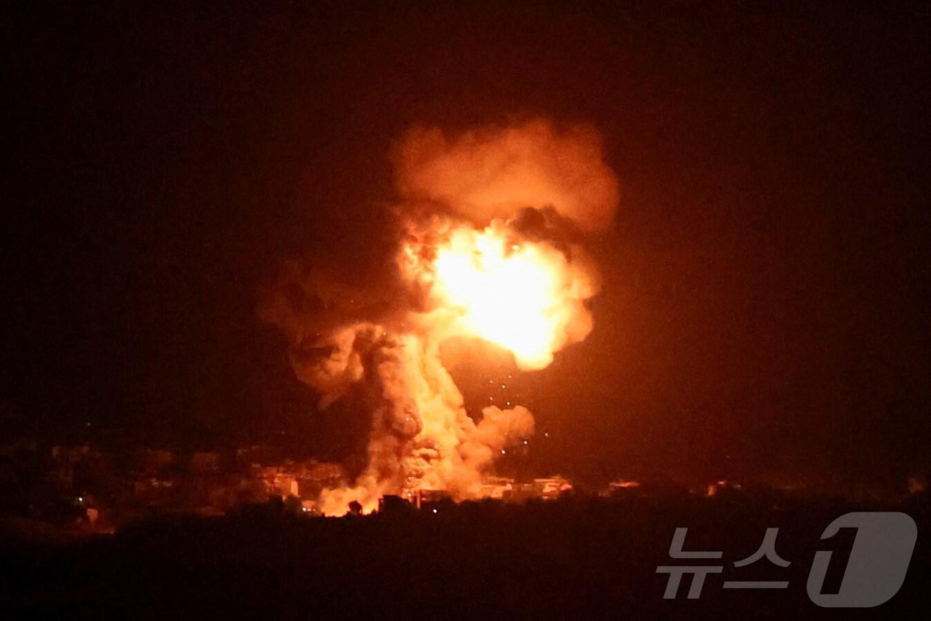 본문 이미지 - 25일(현지시간) 레바논 남부 티레에서 이스라엘의 공습으로 거대한 폭발이 발생하고 있다. 2024.09.25 ⓒ 로이터=뉴스1 ⓒ News1 김지완 기자