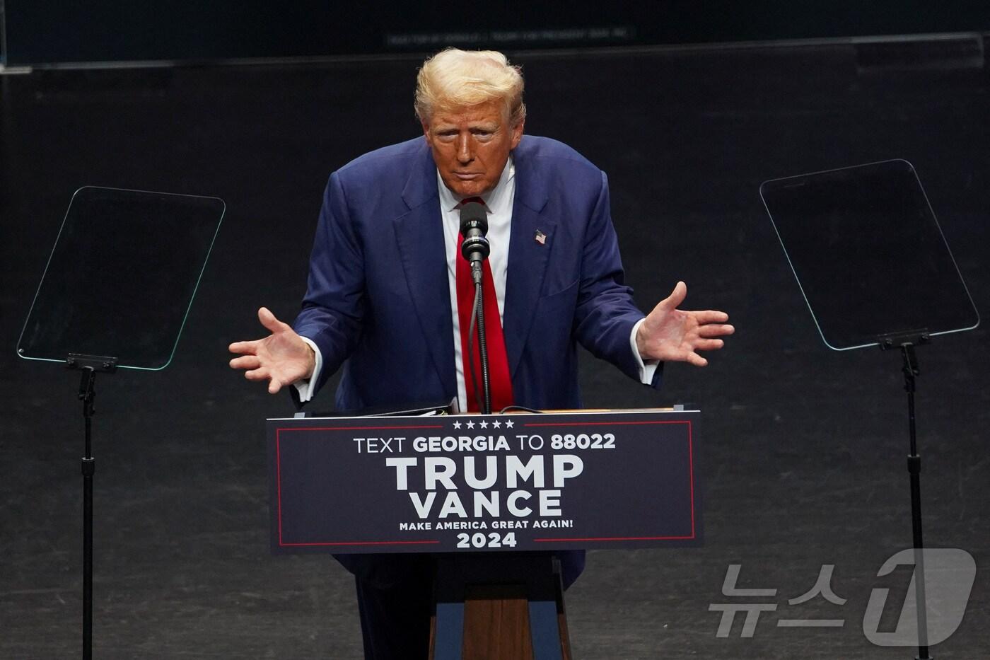 미 대선 공화당 후보인 도널드 트럼프 전 대통령이 24일(현지시간) 조지아주 사바나의 조니 머서 시빅 센터에서 선거 캠페인 연설을 하고 있다, ⓒ 로이터=뉴스1 ⓒ News1 류정민 특파원