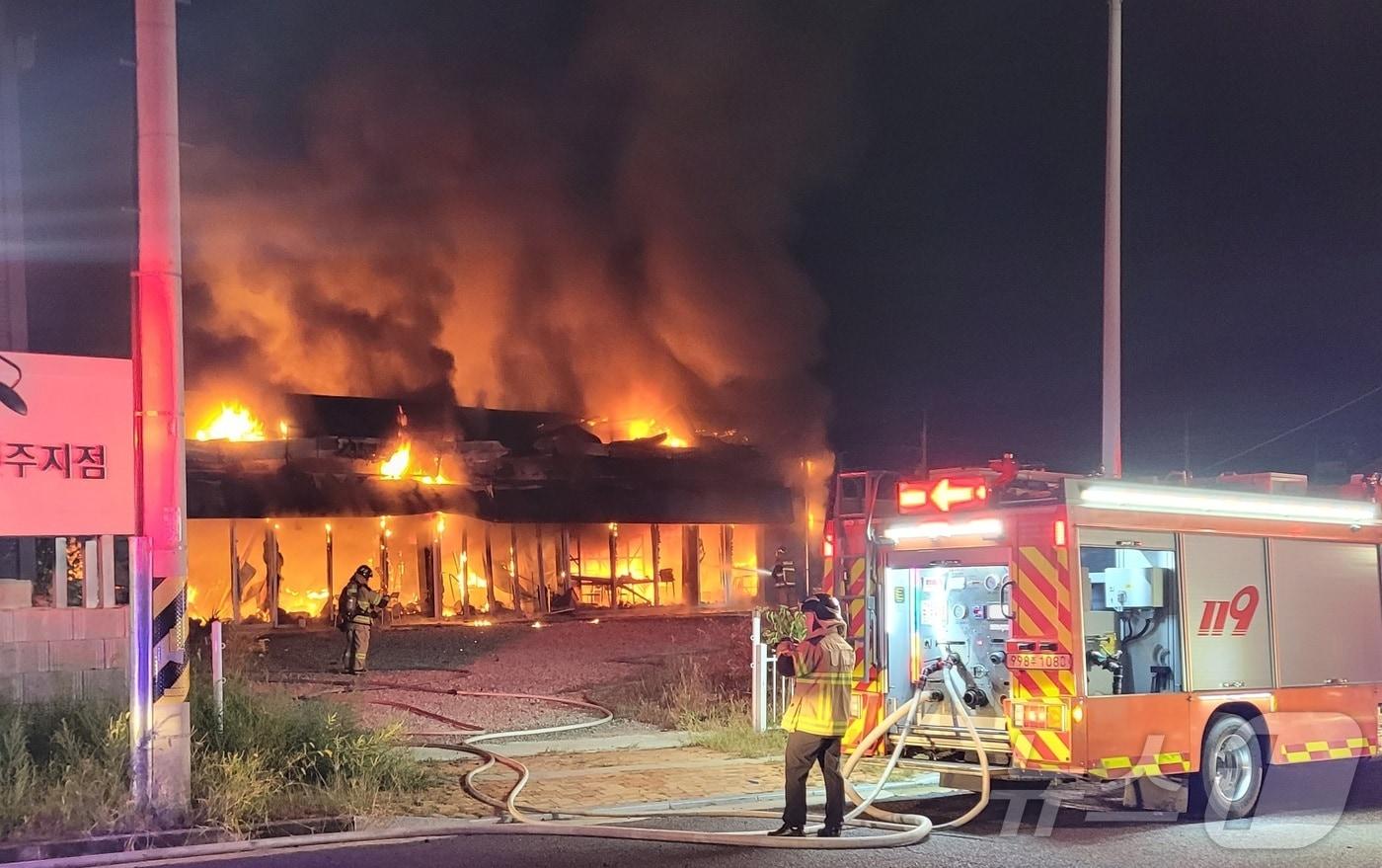 화재를 진입 중인 소방대원들(진주소방서 제공). 2024.9.24