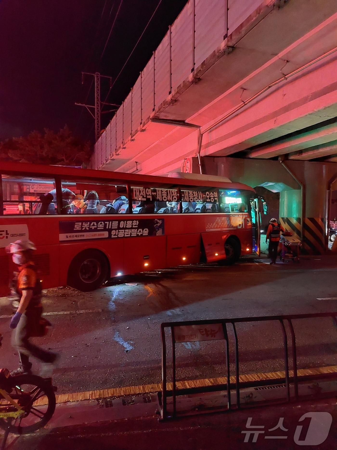 본문 이미지 -  24일 대전에서 간선급행버스가 SUV 차량과 충돌한 뒤 철로 교각을 들이받아 승객들이 대피하고 있다. (대전소방본부 제공)/뉴스1