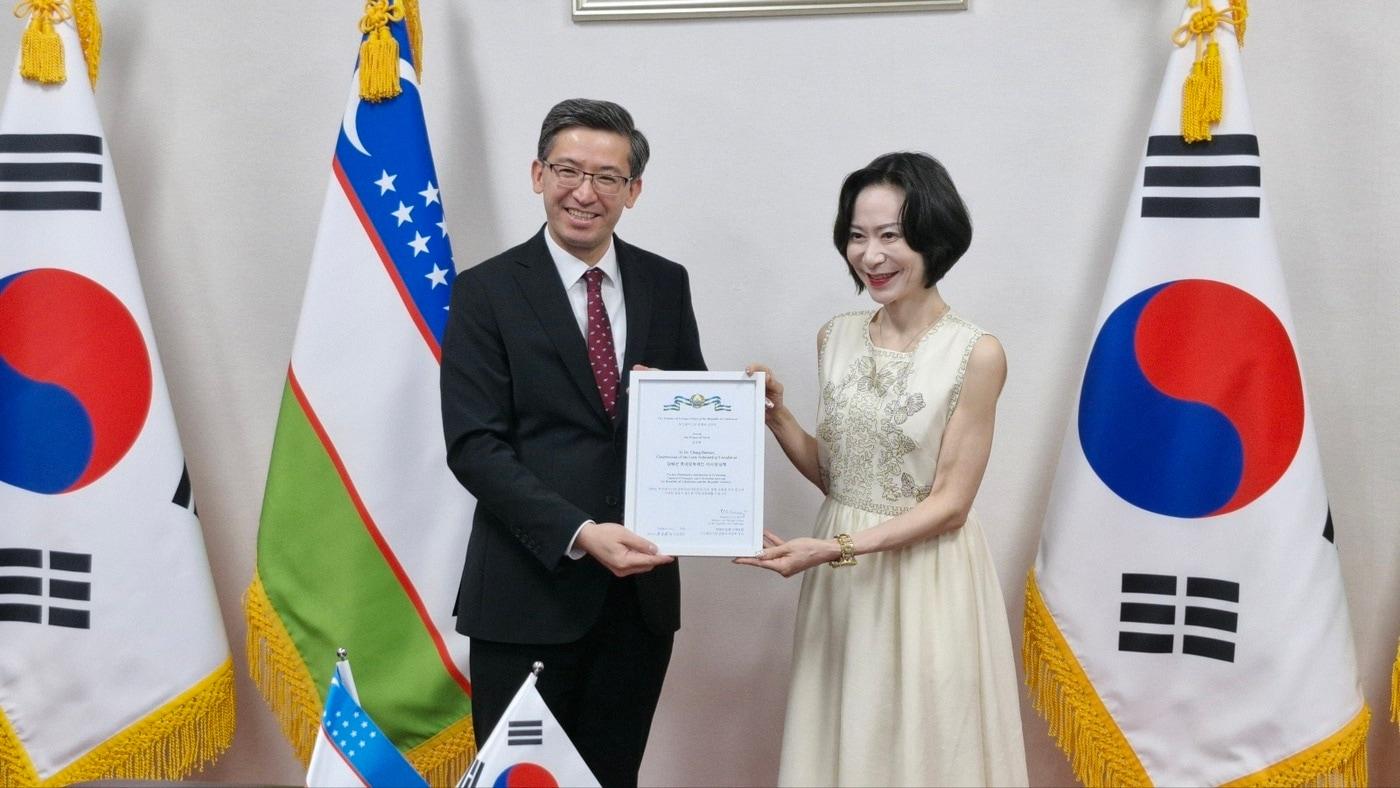   장혜선 롯데장학재단 이사장(오른쪽)과 주한우즈베키스탄 알리쉐르 압두살로모프 대사가 기념 촬영을 하고 있다.(롯데장학재단 제공)