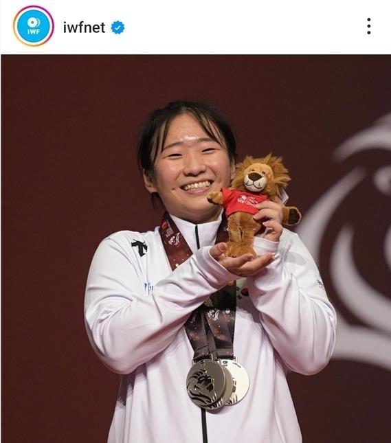 본문 이미지 - 여자 역도 유망주 전희수(경북체고)가 25일(한국시간) 열린 2024 세계주니어역도선수권 여자 76㎏급에서 은메달 3개를 수확했다. (국제역도연맹 인스타그램 캡처)