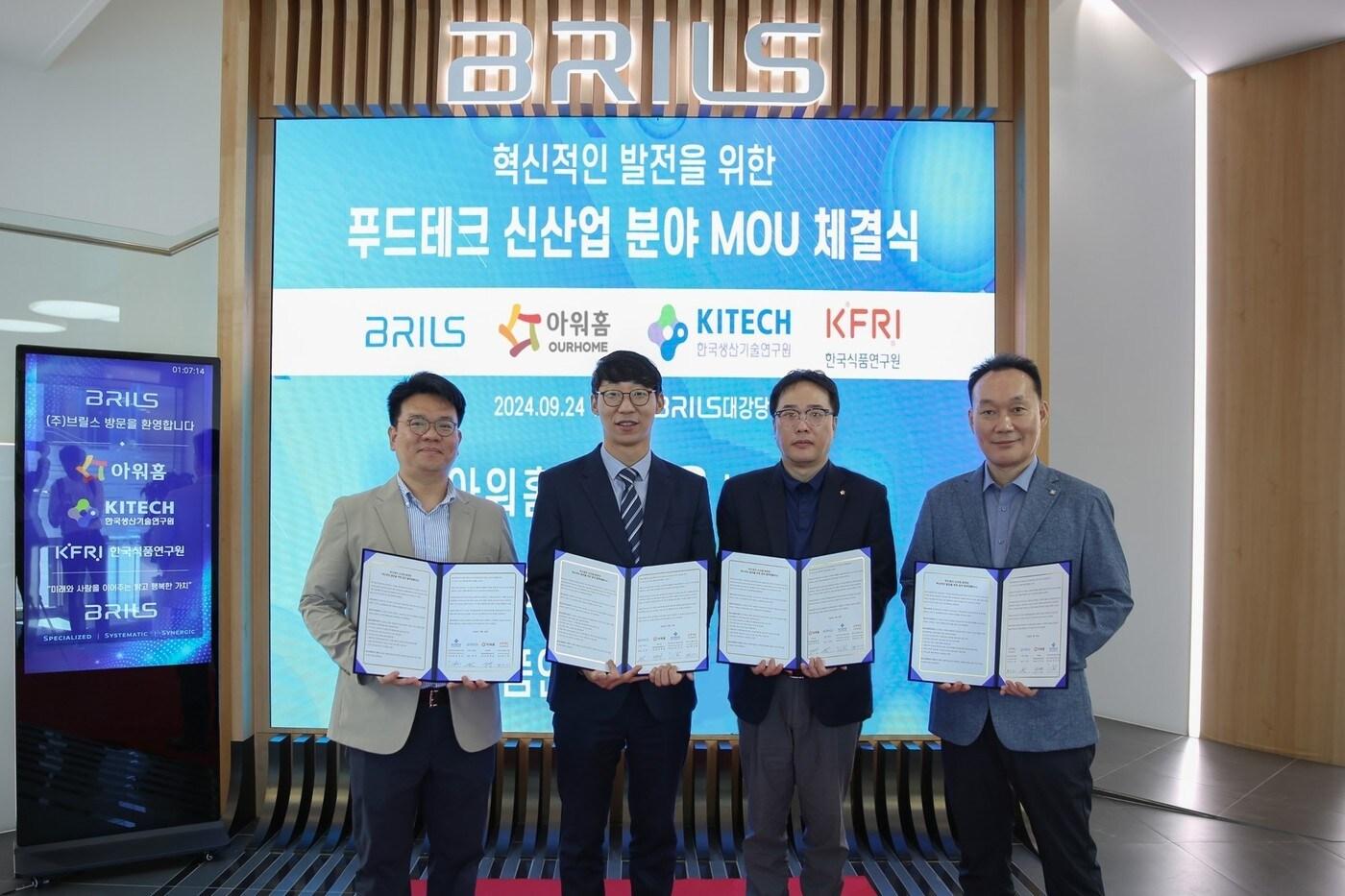 24일 브릴스 본사에서 ‘푸드테크 신산업 분야 공동 연구 개발’을 위한 업무협약을 체결했다. (왼쪽부터) 안범모 한국생산기술연구원 부문장, 전진 브릴스 대표, 정재용 아워홈 MD본부장, 박기재 한국식품연구원 단장이 기념 촬영을 하는 모습(아워홈 제공). 