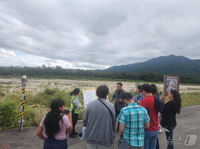 본문 이미지 - 강원 속초 쌍천 지하수댐을 둘러보는 볼리비아 농업환경분야 공무원들.(한국농어촌공사 강원본부 제공)