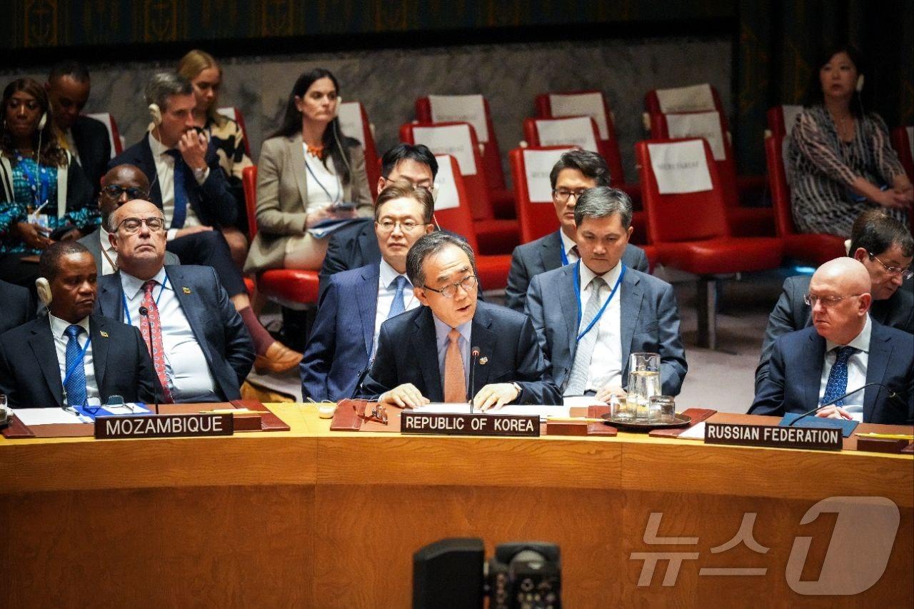 본문 이미지 - 조태열 외교부 장관은 24일&#40;현지시간&#41; 미국 뉴욕 유엔본부에서 개최된 &#39;유엔 안전보장이사회 우크라이나 고위급 공식회의&#39;에서 발언하고 있고, 바실리 네반자&#40;오른쪽&#41; 러시아 유엔주재 대사가 경청하고 있다.&#40;외교부 제공&#41;