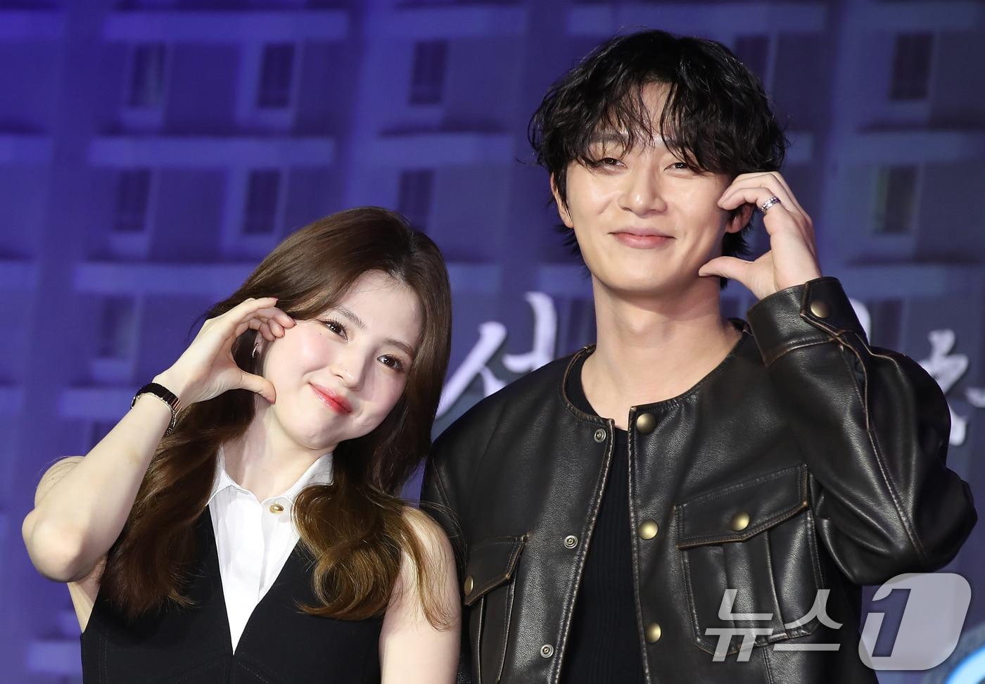 본문 이미지 - 배우 한소희와 박서준(오른쪽)이 25일 서울 용산구 드래곤시티호텔에서 열린 넷플릭스 시리즈 '경성크리처2'(극본 강은경/연출 정동윤) 제작발표회에 참석해 포즈를 취하고 있다. ‘경성크리처2’는 2024년 서울, 태상(박서준 분)과 모든 것이 닮은 호재와 경성의 봄을 살아낸 채옥(한소희 분)이 만나 끝나지 않은 경성의 인연과 운명, 악연을 파헤치는 이야기를 그렸다. 2024.9.25/뉴스1 ⓒ News1 권현진 기자