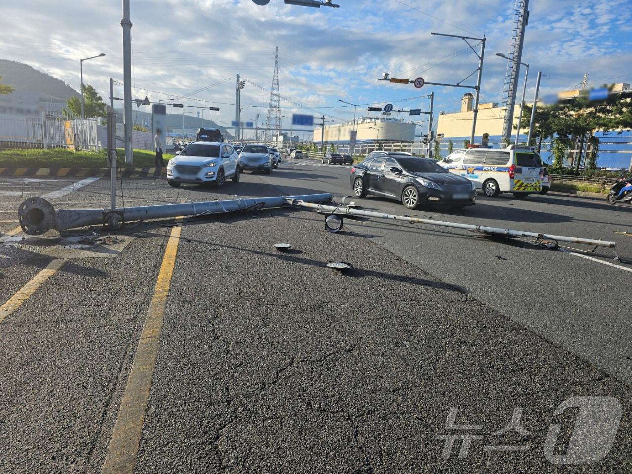 본문 이미지 - 25일 오전 울산 아산로에서 발생한 교통사고.(울산경찰청제공)