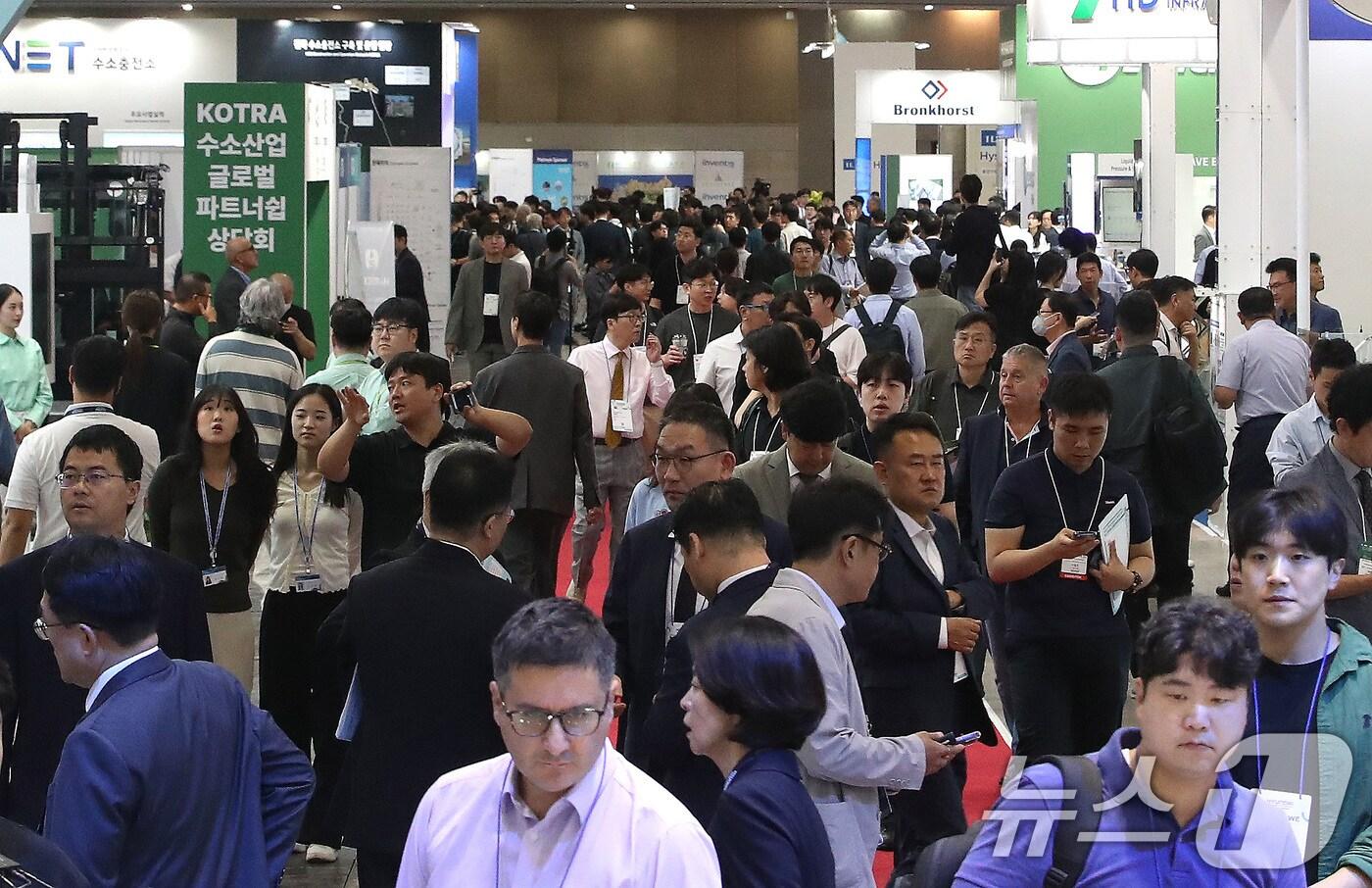 25일 경기 고양시 일산서구 킨텍스에서 열린 국내 대표 수소산업 전문 전시회 'H2MEET 2024'가 관람객들로 북적이고 있다. 2024.9.25/뉴스1 ⓒ News1 임세영 기자