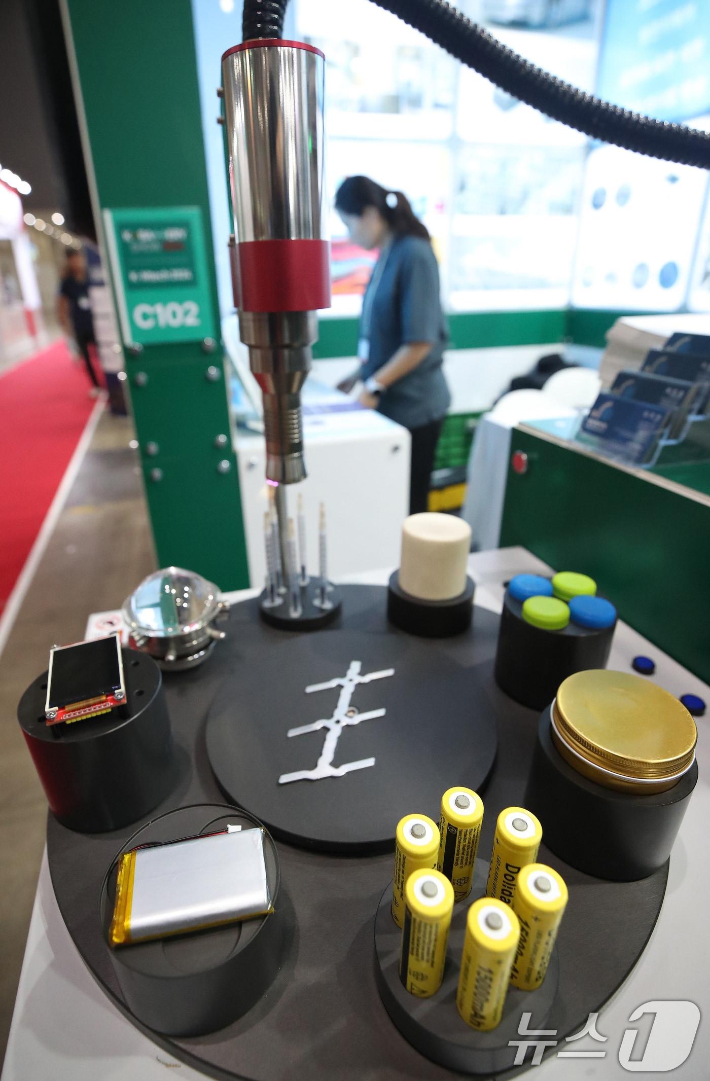 본문 이미지 - 25일 경기 고양시 일산서구 킨텍스에서 열린 이차전지 소재·부품·장비전 &#39;케이배터리 쇼 2024&#39;에 다양한 배터리가 전시되어 있다. 2024.9.25/뉴스1 ⓒ News1 임세영 기자