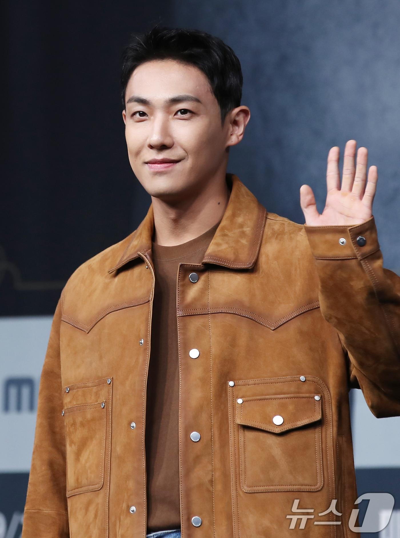 본문 이미지 - 배우 이준이 25일 서울 마포구 상암 MBC에서 열린 새 예능 ‘짠남자’ 제작발표회에 참석해 포즈를 취하고 있다. ‘짠남자’는 김종국과 절약 DNA를 가진 '소금이'들이 ‘흥청이&망청이’들의 생활 습관을 뜯어보며 참교육하는 프로그램이다. 2024.9.25/뉴스1 ⓒ News1 권현진 기자