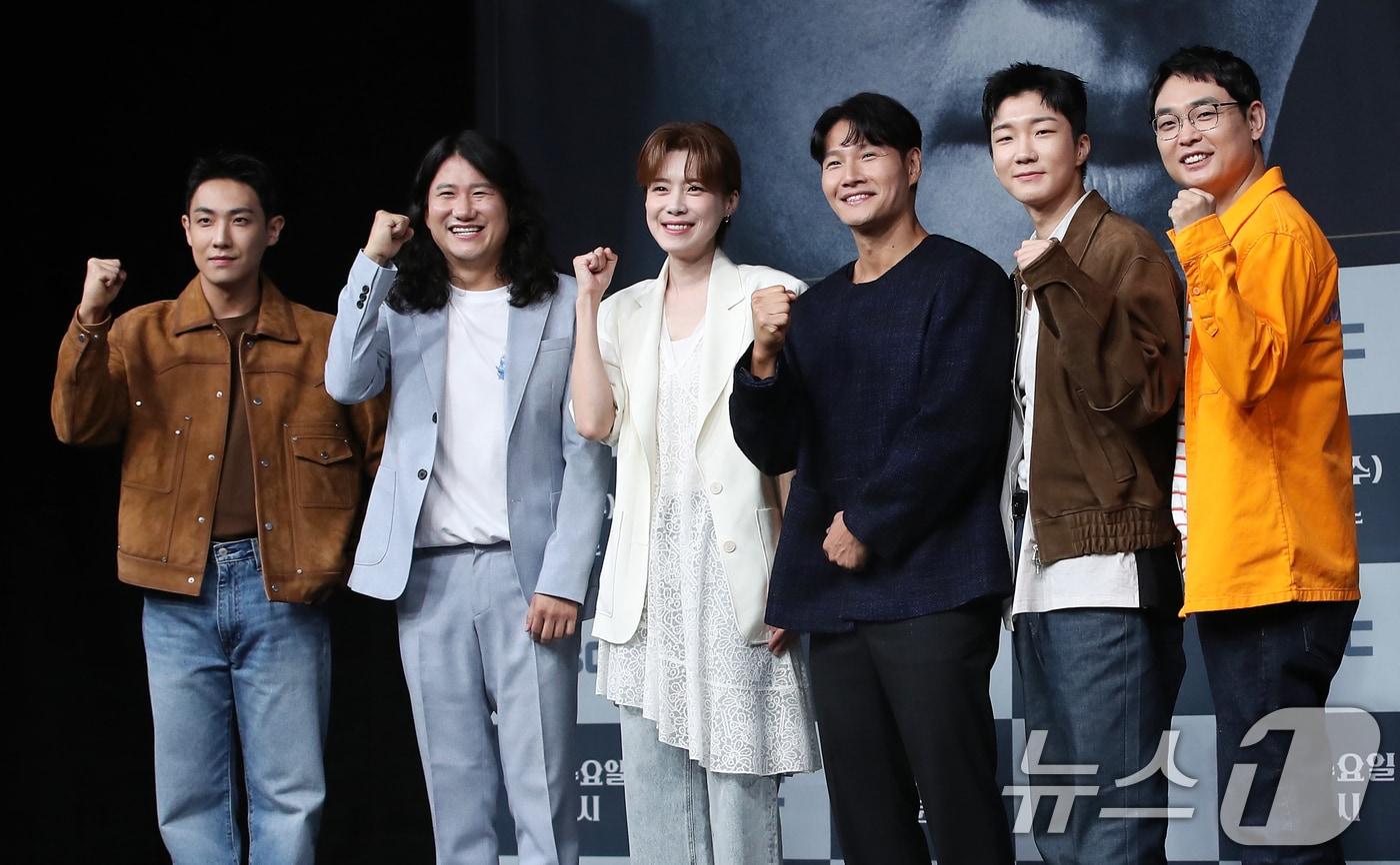 이준(왼쪽부터)과 임우일, 장도연, 김종국, 이승훈, 박영진이 25일 서울 마포구 상암 MBC에서 열린 새 예능 ‘짠남자’ 제작발표회에 참석해 포즈를 취하고 있다. ‘짠남자’는 김종국과 절약 DNA를 가진 '소금이'들이 ‘흥청이&망청이’들의 생활 습관을 뜯어보며 참교육하는 프로그램이다. 2024.9.25/뉴스1 ⓒ News1 권현진 기자