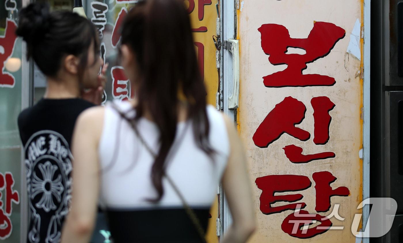 본문 이미지 - 개 사육 농장의 전·폐업 지원 방안이 담긴 '개 식용 종식 기본 계획' 발표를 하루 앞둔 25일 오후 서울 시내의 한 보신탕 집의 모습.ⓒ News1 이승배 기자