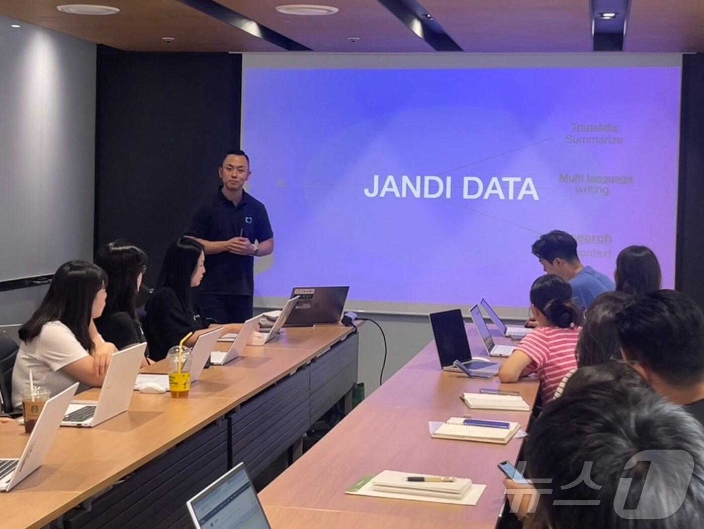 본문 이미지 - LF푸드에 잔디 AI 활용 교육을 진행하는 서준호 토스랩 최고기술책임자(토스랩 제공)