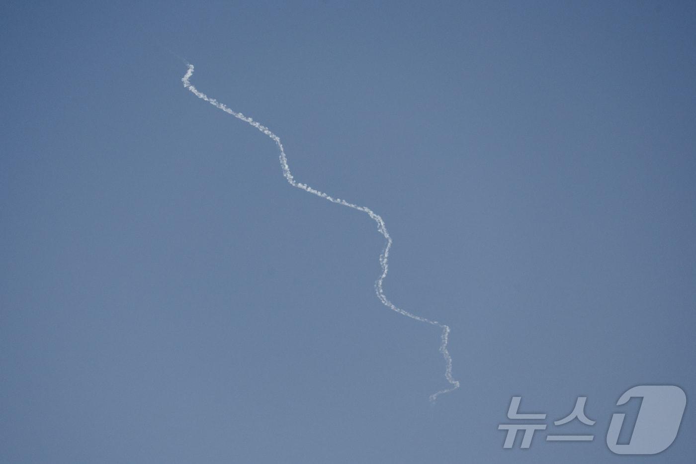 본문 이미지 - 2024년 레바논에서 발사된 지대지 미사일 한 발이 탐지된 후 이스라엘의 중거리 요격체계인 '다비즈 슬링'(David's Sling·다윗의 돌팔매)이 작용해 이를 요격했다. 2024.09.25 ⓒ 로이터=뉴스1 (자료사진)