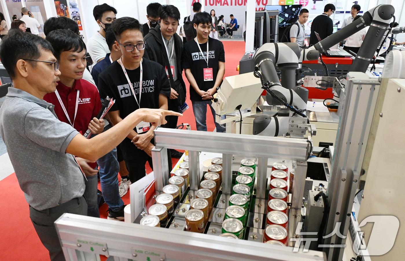 본문 이미지 - 25일(현지시간) 베트남 빈증성 WTC EXPO에서 개막한 '2024 베트남 스마트공장·자동화산업전(Automation World Vietnam 2024)'을 방문한 관람객들이 다양한 자동화 산업 기술을 살펴보고 있다. 2024.9.25/뉴스1 ⓒ News1 사진공동취재단