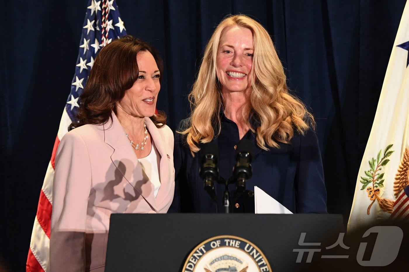 애플 창업자 고(故) 스티브 잡스의 아내 로렌 파월 잡스와 카멀라 해리스 미국 부통령. 22.06.07 ⓒ AFP=뉴스1 ⓒ News1 김예슬 기자