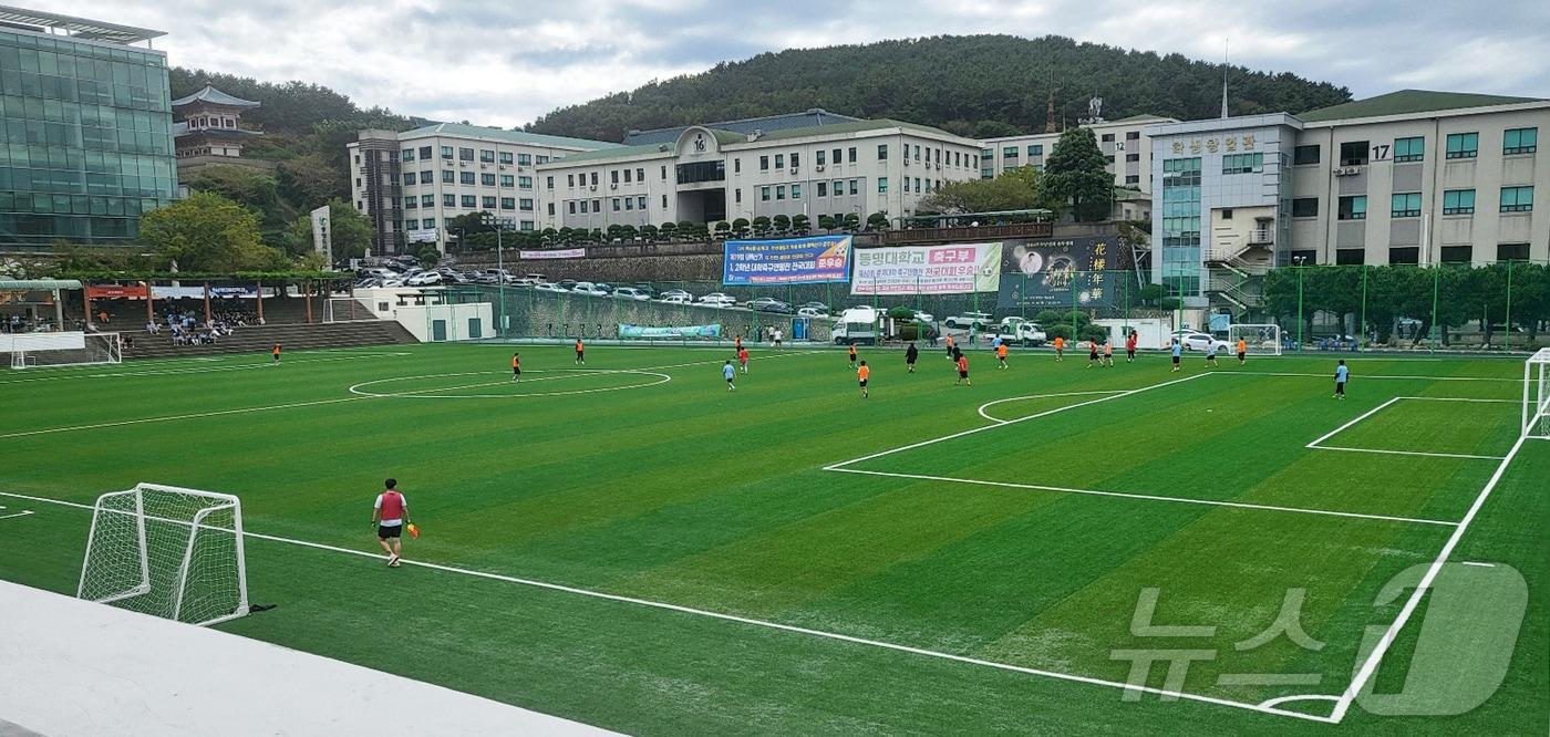 본문 이미지 - 동명대학교 캠퍼스 내 새롭게 조성된 국제 규격 축구장. (동명대 제공)
