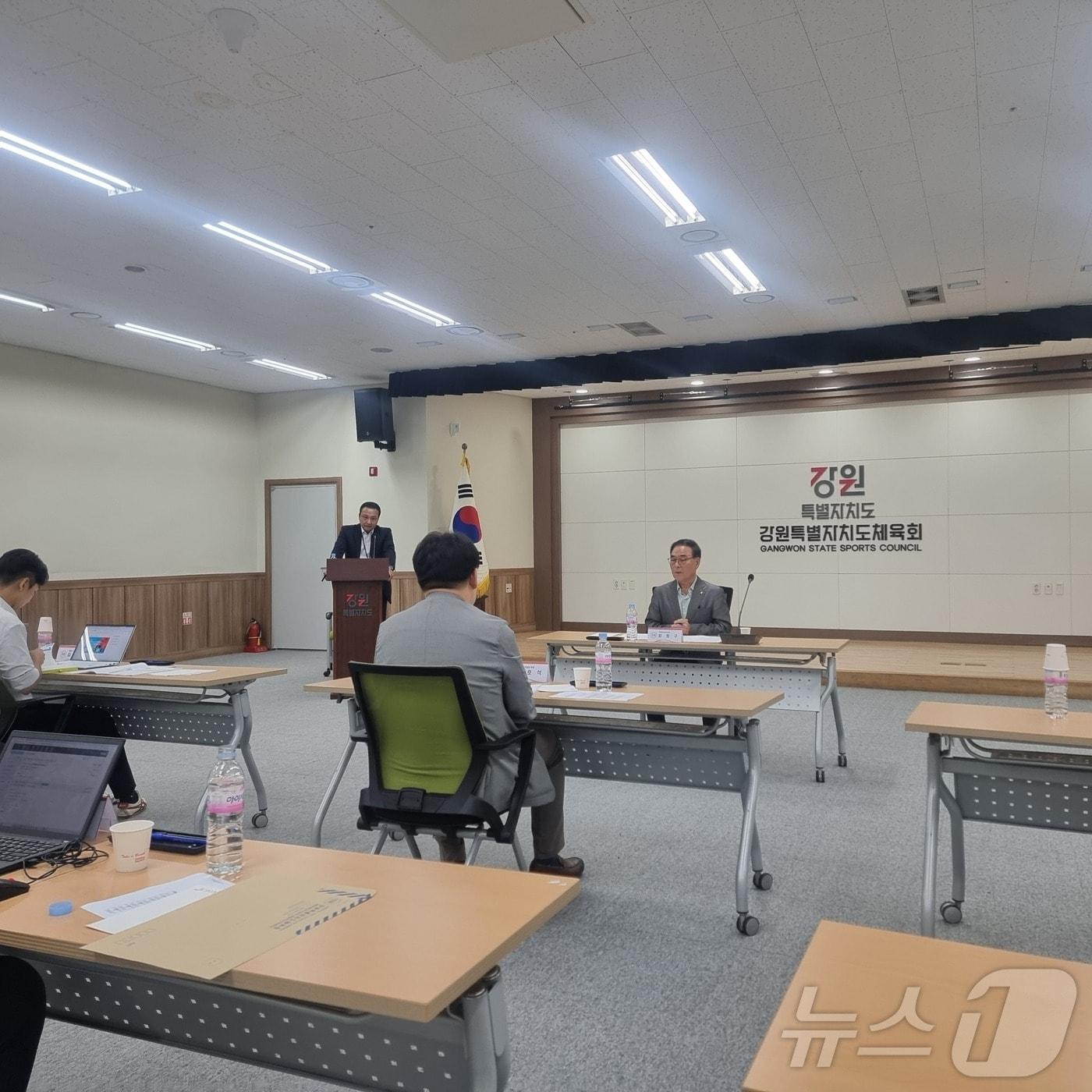 본문 이미지 - 양희구 강원도체육회장이 25일 춘천 송암동 강원체육회관에서 기자간담회를 갖고 체육 현안에 대해 설명하고 있다.(강원도체육회 제공)