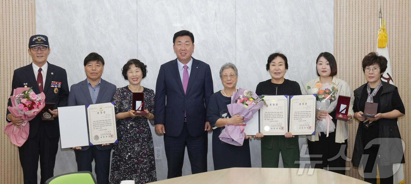 본문 이미지 - 청주시, 6·25 전쟁 영웅에 화랑무공훈장 전수(청주시 제공).2024.9.25/뉴스1