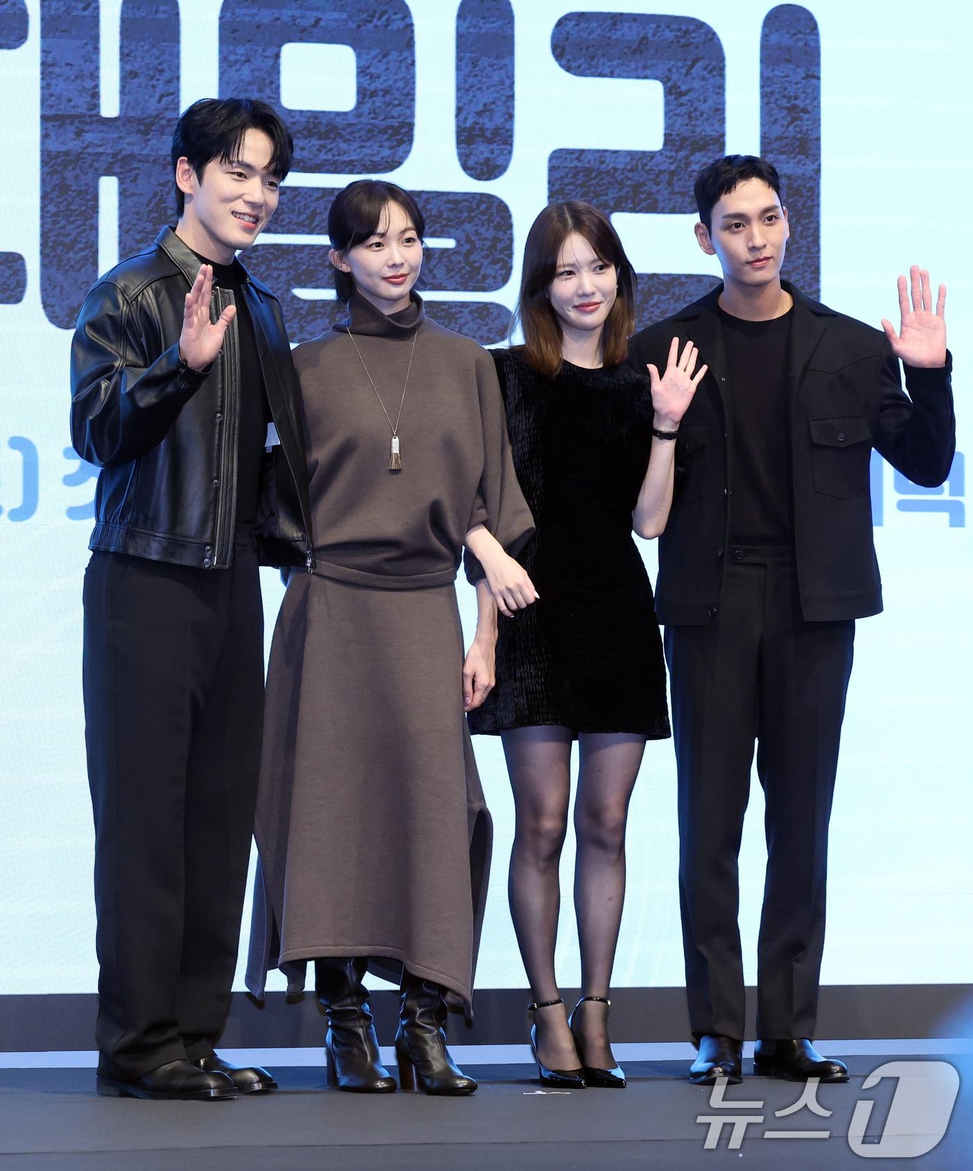 본문 이미지 - 배우 김정현&#40;왼쪽부터&#41;과 금새록, 양혜지, 최태준이 25일 오후 서울 구로구 더세인트웨딩에서 열린 KBS2 특별기획 주말드라마 &#39;다리미 패밀리&#39; 제작발표회에서 포즈를 취하고 있다. 2024.9.25/뉴스1 ⓒ News1 황기선 기자