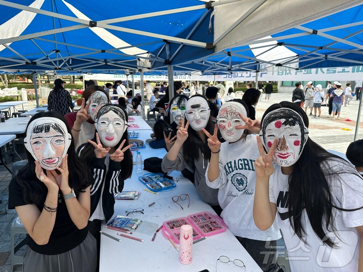 본문 이미지 - 강릉단오제 바로알기 교육에 참가한 강릉지역 학생들.(강릉단오제위원회 제공) 2024.9.25/뉴스1