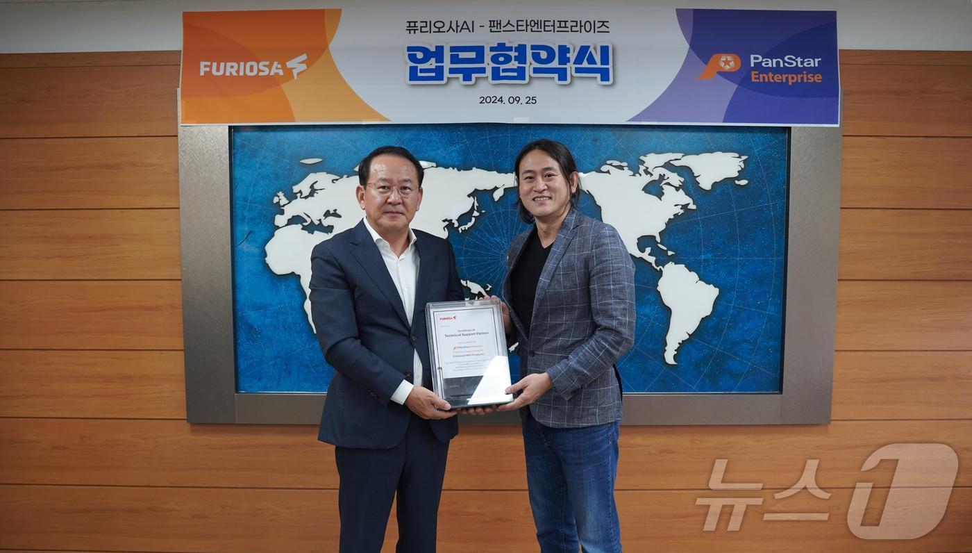 본문 이미지 - 25일 열린 사업협력계약식에서 팬스타그룹 김현겸 회장(사진 왼쪽부터)과 퓨리오사AI의 백준호 대표(오른쪽)가 기념촬영을 하고 있다.2024.9.25.(팬스타 제공)