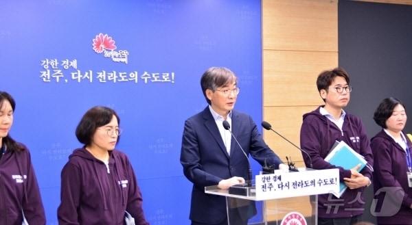 본문 이미지 - 김인태 전주시 부시장이 25일 브리핑을 갖고, 전주페스타 2024 일정에 대해 설명하고 있다.(전주시 제공)/뉴스1