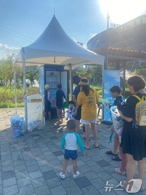 본문 이미지 - 나주시가 운영한 '생수 나눔 냉장고' ⓒ News1