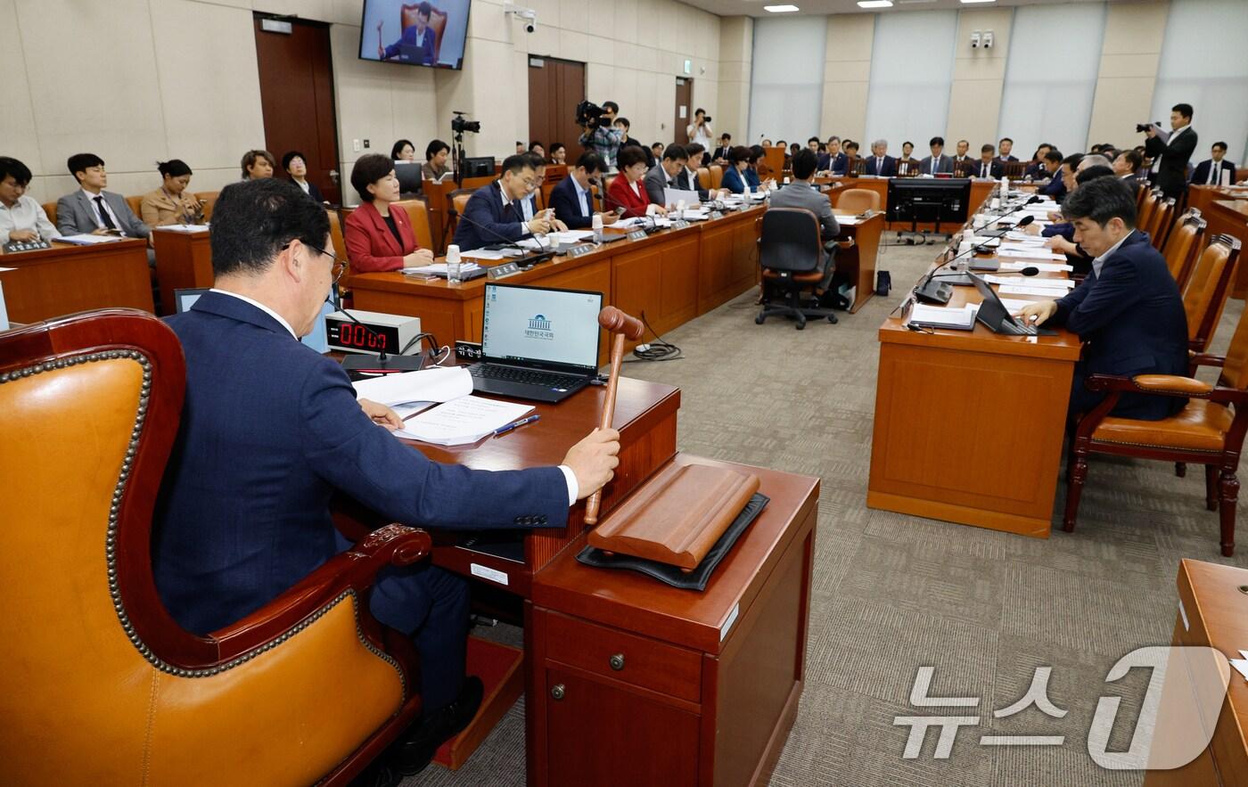 본문 이미지 - 신정훈 국회 행정안전위원회 위원장이 25일 오후 서울 여의도 국회에서 열린 제418회국회(정기회) 제3차 전체회의에서 의사봉을 두드리고 있다. 2024.9.25/뉴스1 ⓒ News1 안은나 기자