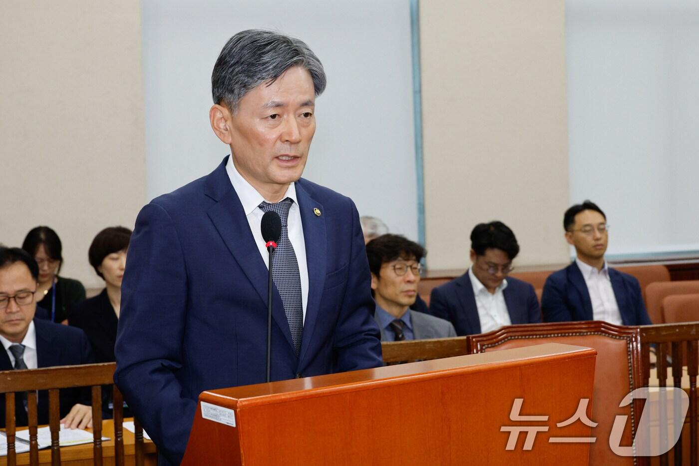 조지호 경찰청장이 25일 오후 서울 여의도 국회에서 열린 행정안전위원회 제418회국회(정기회) 제3차 전체회의에서 인사말을 하고 있다. 행안위는 이날 음주운전을 하고 달아난 운전자가 경찰의 음주 측정을 방해할 목적으로 술을 더 마시는, 속칭 ‘술 타기’를 할 경우 무조건 처벌하도록하는 도로교통법 개정안을 통과시켰다. 2024.9.25/뉴스1 ⓒ News1 안은나 기자