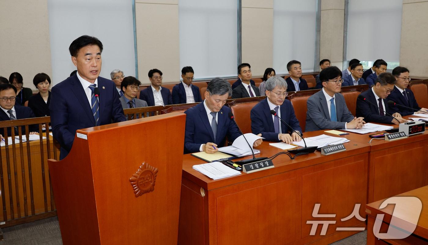 본문 이미지 - 허석곤 소방청장이 지난 달 25일 오후 서울 여의도 국회에서 열린 행정안전위원회 제418회국회(정기회) 제3차 전체회의에서 인사말을 하는 모습. ⓒ News1 안은나 기자