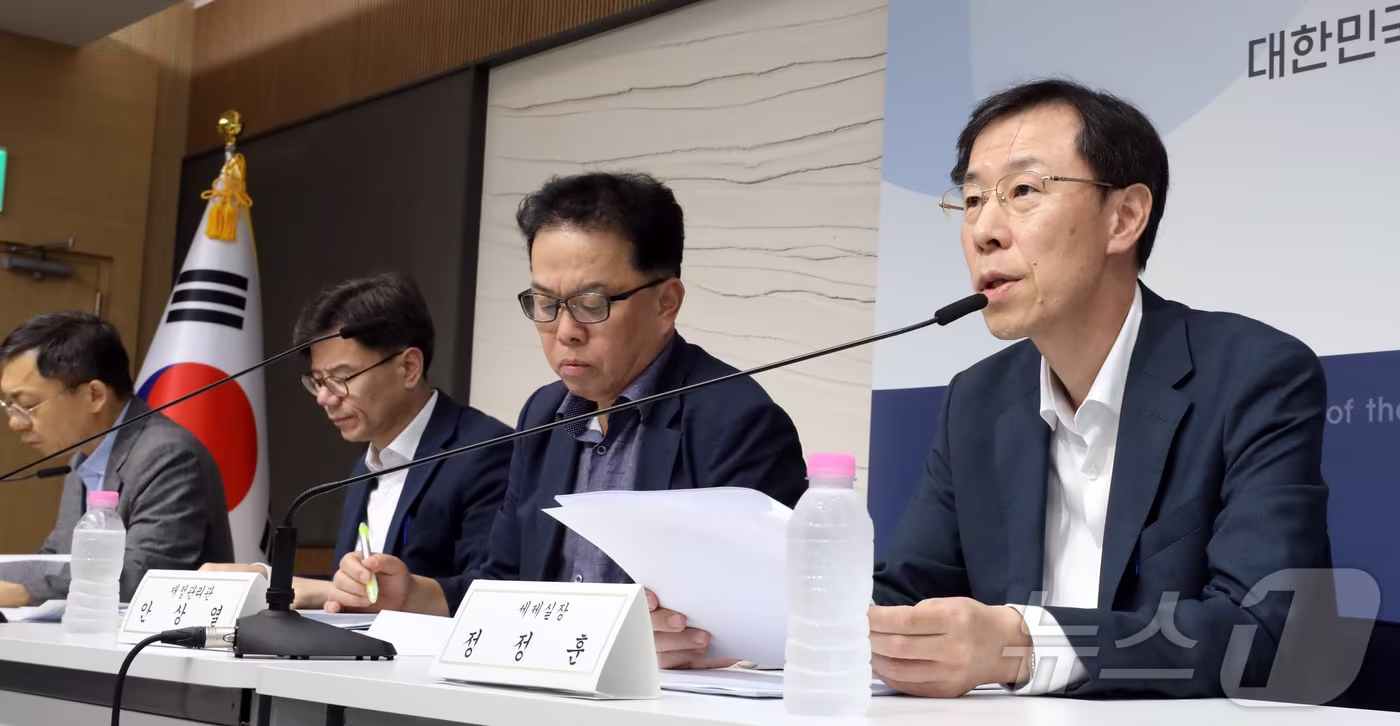 정정훈 기획재정부 세재실장(오른쪽)이 지난 25일 세종시 정부세종청사에서 세수 재추계 결과 및 재정 대응방향 등을 설명하고 있다.2024.9.26/뉴스1 ⓒ News1 김기남 기자