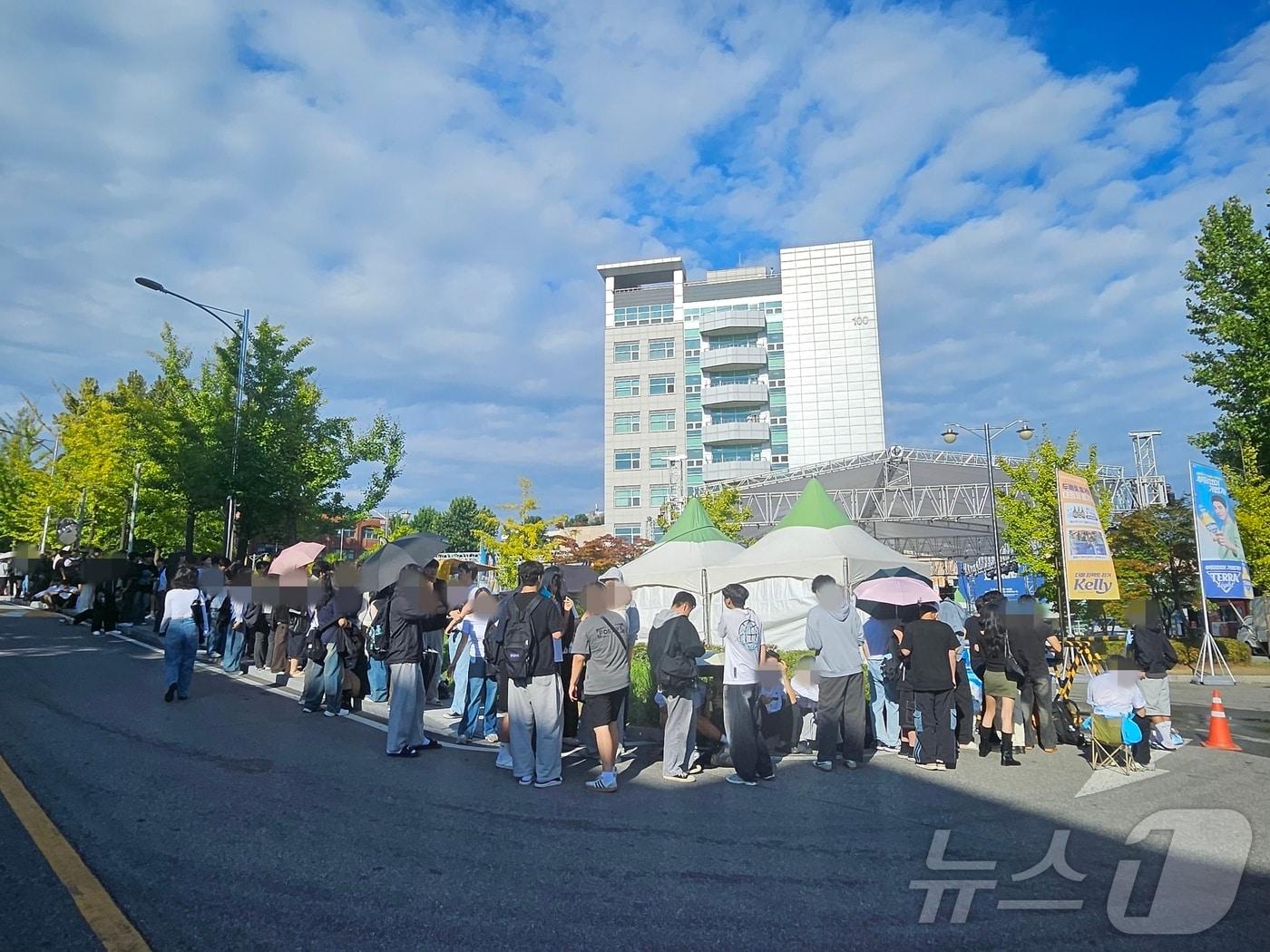 본문 이미지 - 축제 3일째인 25일 강원대학교 춘천캠퍼스에서 대학생들이 60주년 기념관 인근 주점이 열리기 전 자리를 선점하기 위해 줄을 서고 있다.2024.9.25 한귀섭 기자