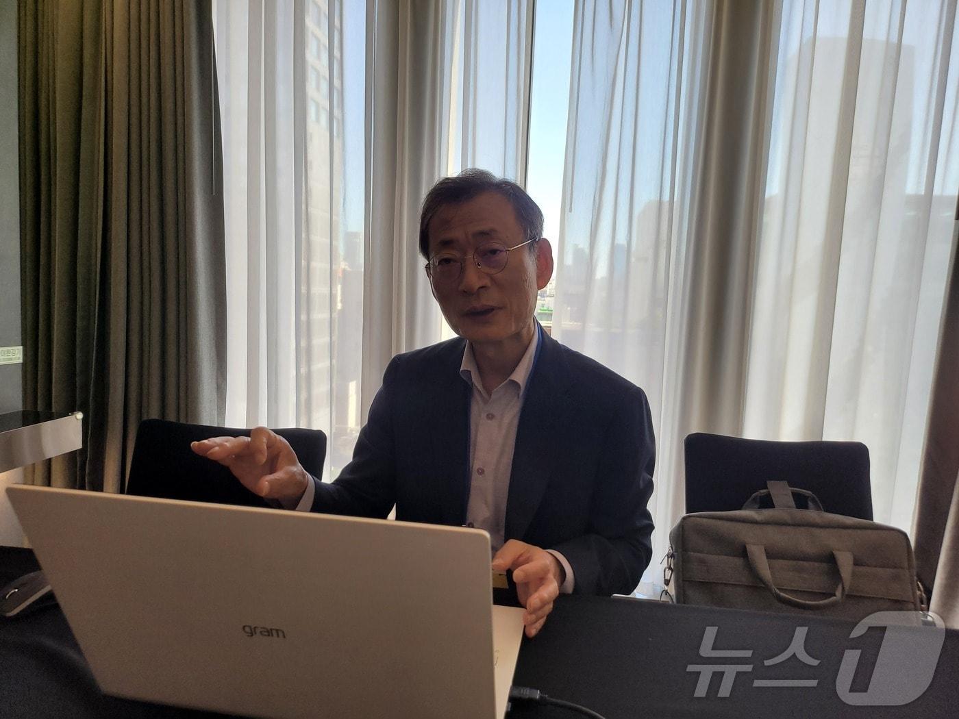 본문 이미지 - 오일환 리젠이노팜 대표가 '웨이크 업 스템 셀' 기술에 대해 설명하고 있다. 2024. 9. 24/뉴스1 ⓒ News1 황진중 기자