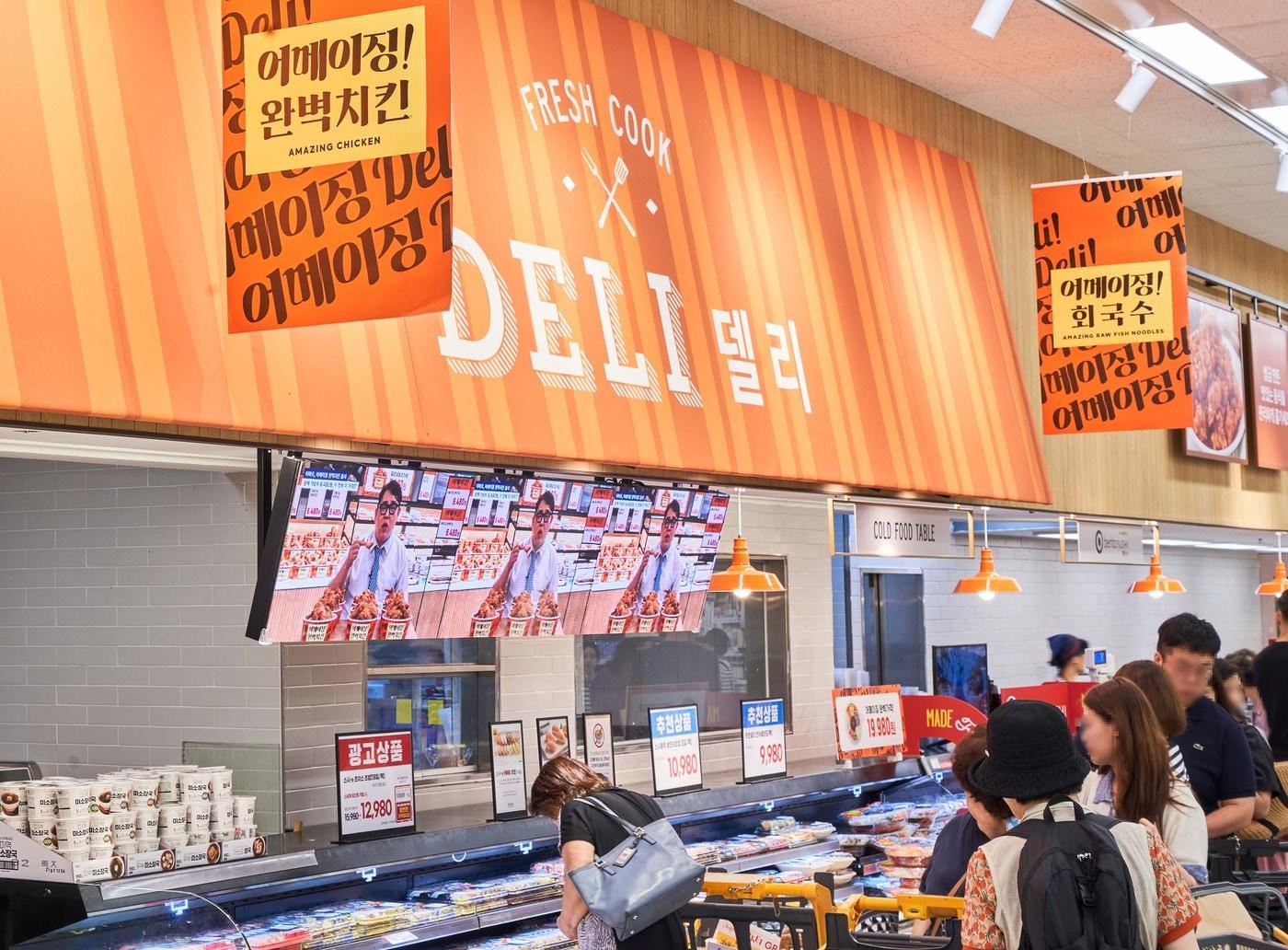 본문 이미지 - 이마트가 현대카드의 문화 융복합 이벤트 '다빈치모텔'에 참여해 즉석조리코너 '키친델리'의 이색 팝업 스토어를 연다(이마트제공)