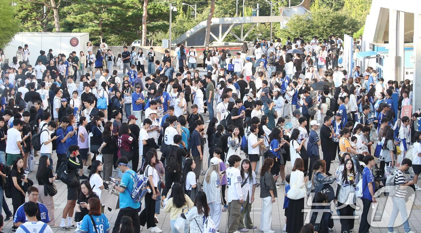 지난달 25일 오후 대구 삼성라이온즈파크에서 프로야구 '2024 신한 SOL 뱅크 KBO리그' 키움 히어로즈와 삼성 라이온즈의 경기를 앞두고 구름관중이 몰리고 있다.ⓒ News1 공정식 기자