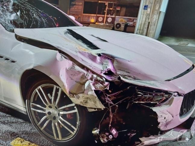 본문 이미지 - 지난 24일 오전 3시 11분쯤 광주광역시 서구 화정동의 한 도로에서 남녀가 탑승한 오토바이를 들이받았던 마세라티 승용차가 사고 충격으로 파손돼 있다. 이 사고로 오토바이에 타고 있던 여성이 숨졌고, 남성은 중상을 입어 병원 치료를 받고 있다. /광주 서부경찰서