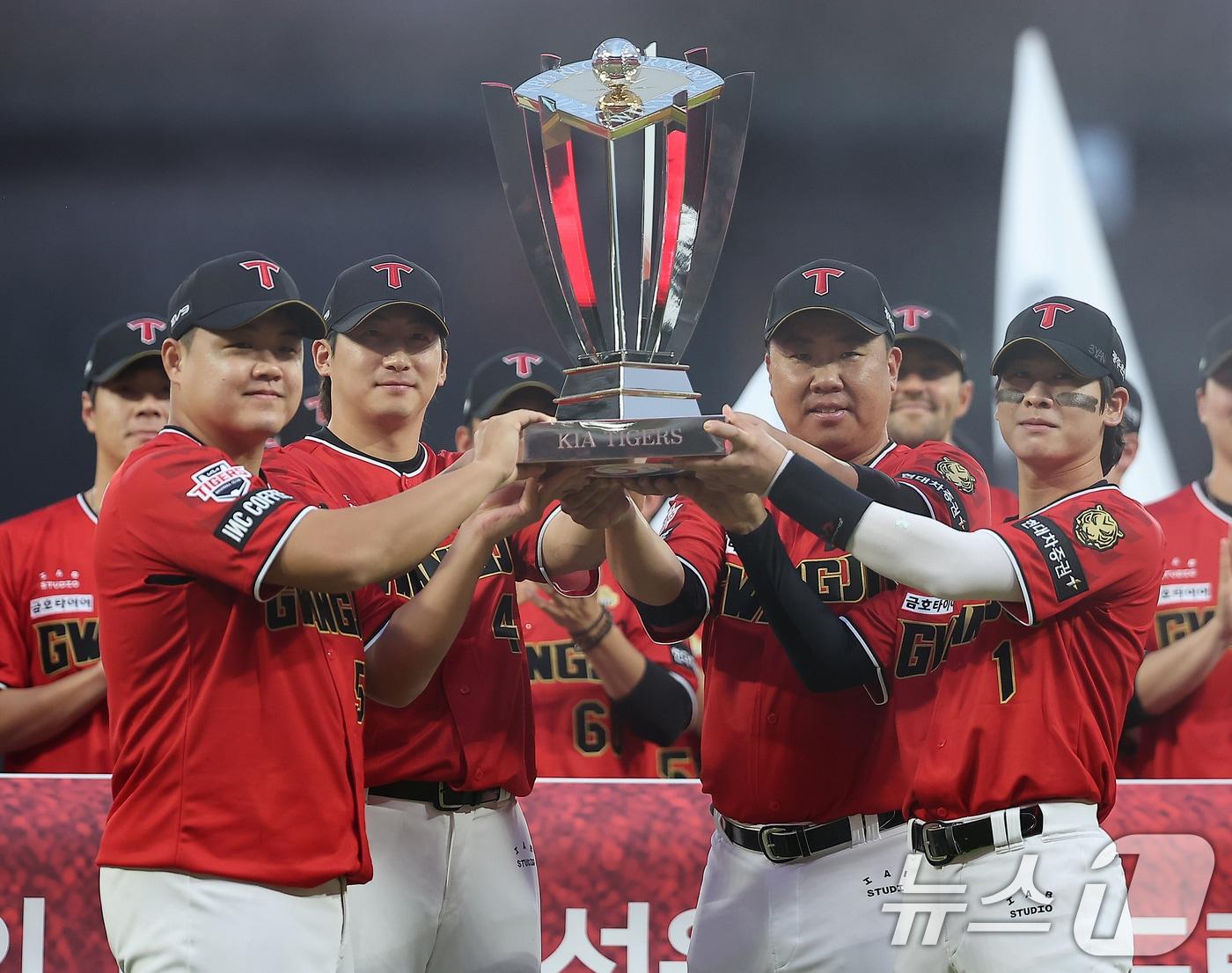 본문 이미지 - 25일 오후 광주 기아챔피언스필드에서 '2024 신한 SOL 뱅크 KBO리그' 롯데 자이언츠와 KIA 타이거즈의 경기를 앞두고 진행된 정규시즌 우승 트로피 수여 기념행사에 참석한 이범호 감독, 주장 나성범, 투수조장 장현식, 야수조장 박찬호가 우승 트로피를 들고 기념촬영 하고 있다. 2024.9.25/뉴스1 ⓒ News1 김진환 기자