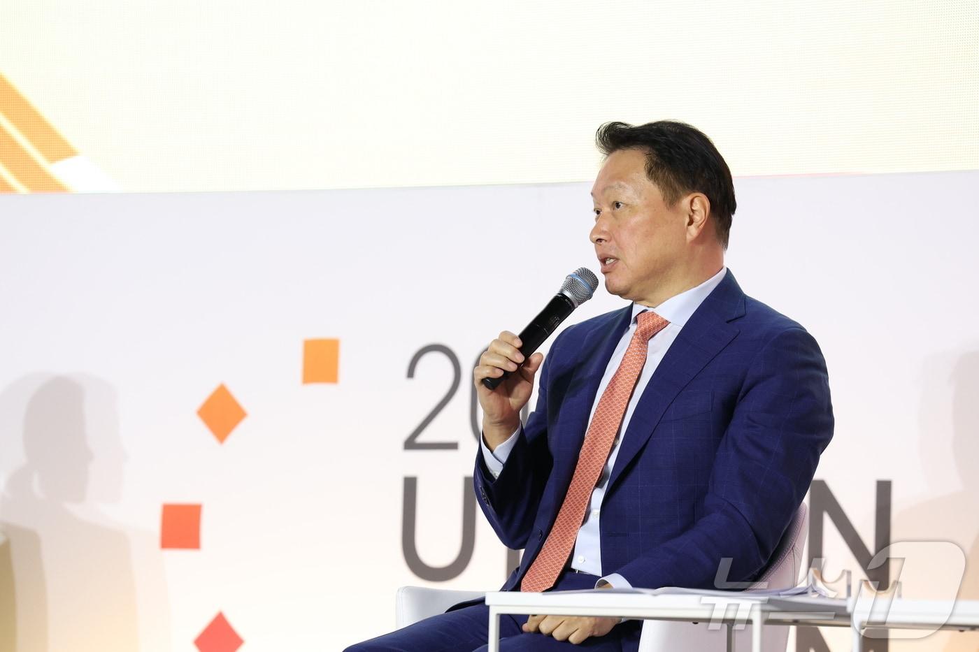 최태원 SK그룹 회장이 지난 2024년 9월25일 울산전시컨벤션센터에서 열린 ‘2024 울산포럼’ 폐회식에 참석해 기술과 문화를 활용한 울산의 혁신방안에 대해 설명하고 있다.&#40;SK그룹 제공&#41; ⓒ News1 최동현 기자