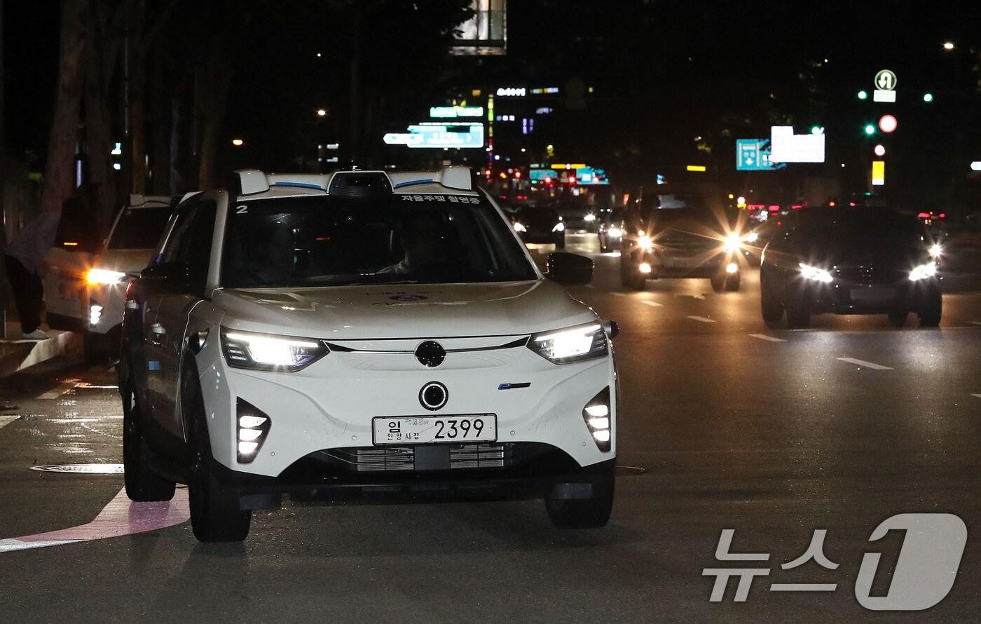본문 이미지 - 25일 밤 서울 강남구 학여울역 인근 도로에서 강남 심야 자율주행택시가 시험운행을 하고 있다. 2024.9.25/뉴스1 ⓒ News1 박세연 기자